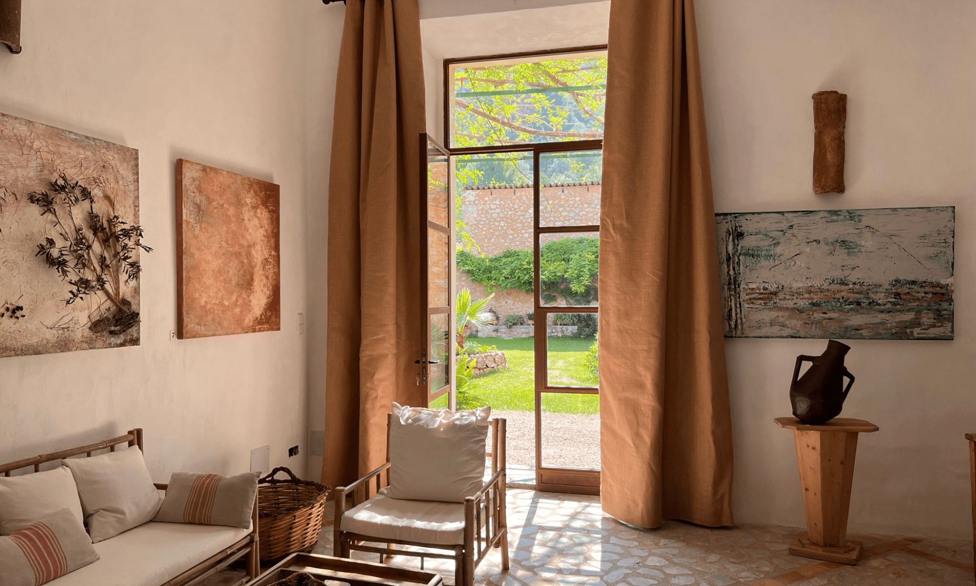 Entrada sala planta baja