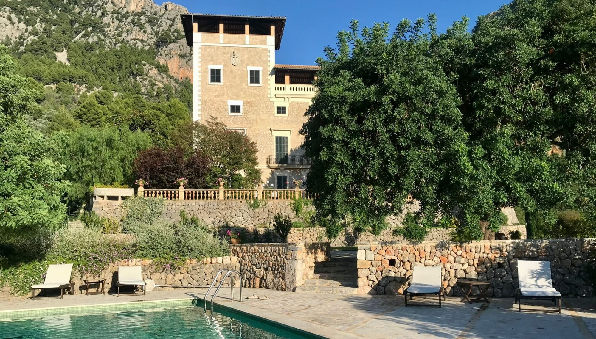 Fachada desde la piscina