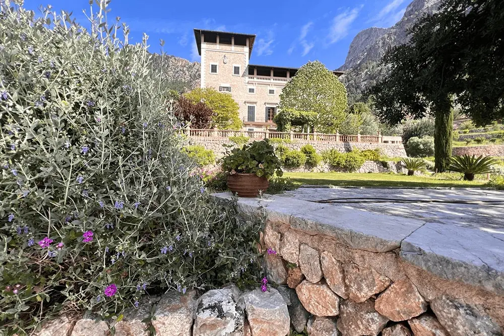 can-ribera-fachada-jardin